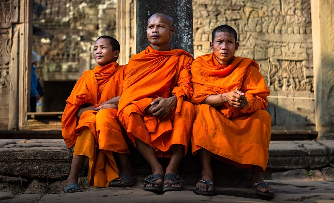 monks angkor wat temples